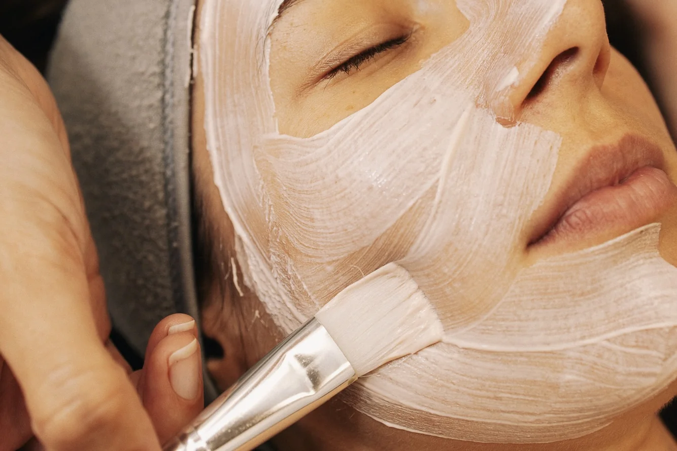 Application d’un soin sur le visage dans une ambiance chaleureuse